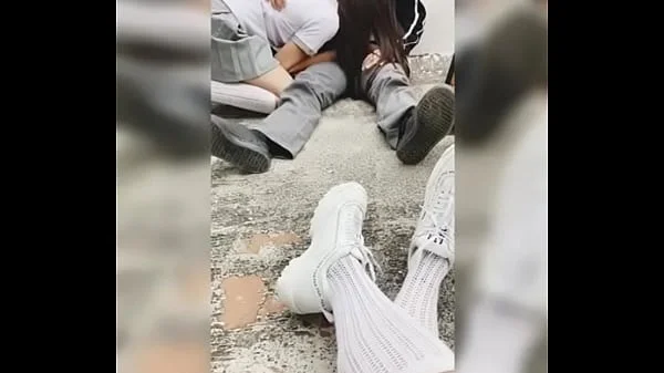 Mejores AMIGAS Estudiantes Putitas de la ESCUELA Técnica se Graban Chupándole la VERGA a un Wey y Cogiendo en la Escuela! Colegiala Mexicana Amateur Follando en Público, Alumnos Precoces! Parte 1