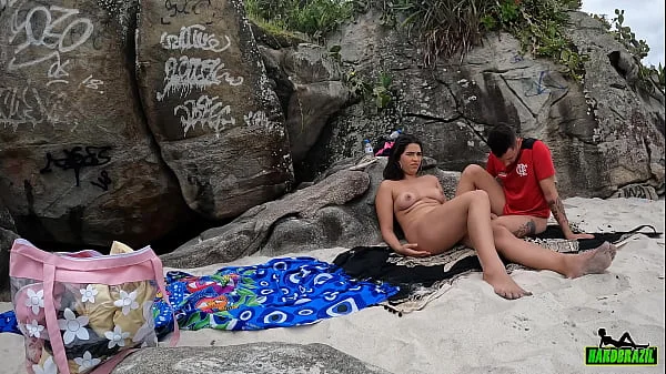 Uma galera bem descontraida na praia naturista de Abricó no Rio de Janeiro