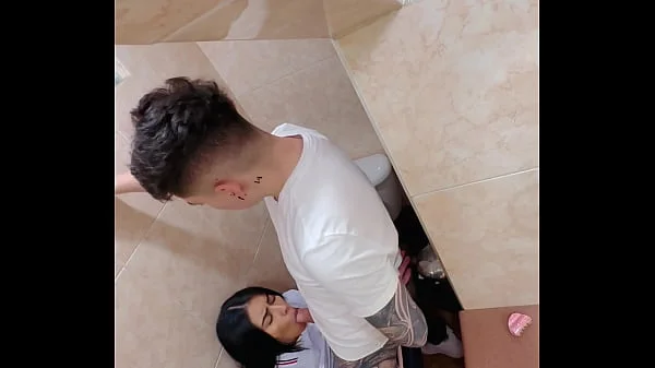 Estudiantes pillados follando duro en el baño de la escuela y el se corre en su boca ( INCREIBLE VIDEO AMATEUR )