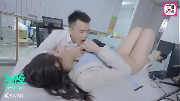 聽話的吞精女上司，巨乳被壓制在會議室玻璃上性愛 SWAG.live SWYP-00010