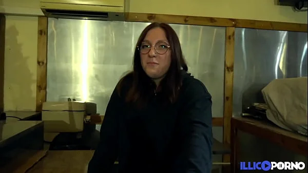 Lily, 19 ans et coquine, se dévergonde pour une bonne baise