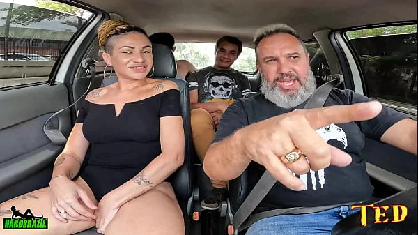 Casal de Swinger entra na carona e Sra Lovefire conta sobre seu GangBangs