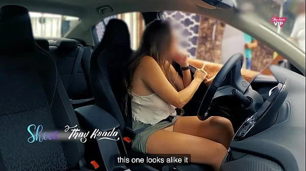 Gostosa sem calcinha se exibindo no carro para o vendedor de tapetes - com legendas em inglês