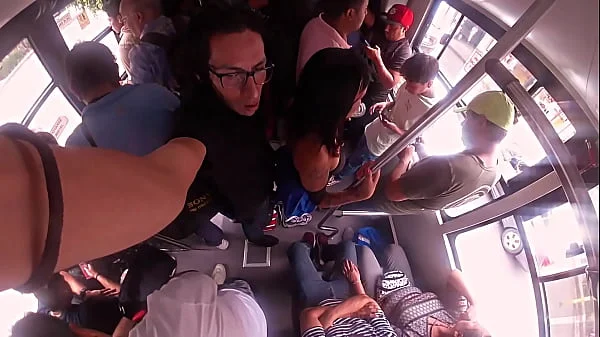 Llevaba un falda muy corta y no puede evitar rozarle mi verga en las nalgas, ARRIMONES CDMX