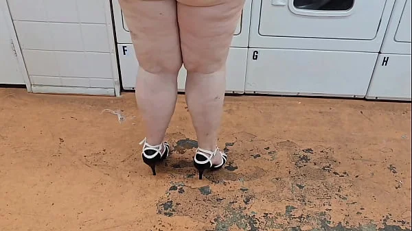 I let the maintenance guy see my legs & he got very horny and filled my pussy with his cum