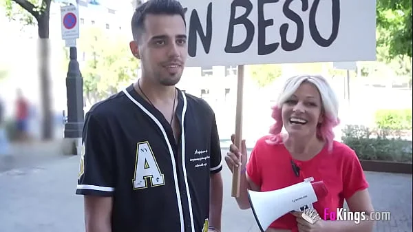 No summer without a kiss! Sandra kisses random dudes in the street and picks one of 'em up