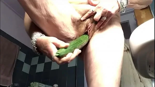 Oma neukt harige kut met komkommer