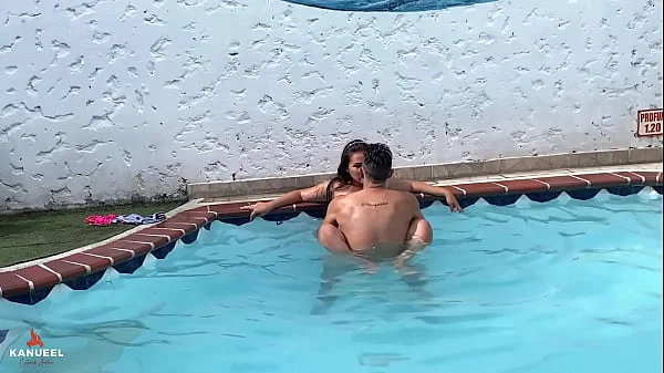 THE NEIGHBOR COMES DOWN TO SUN AND I SEDUCE HER TO GIVE ME A DELICIOUS BLOWJOB IN THE POOL