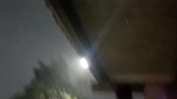 Punheta arriscada na rua pra ruiva gostosa no ponto de onibus
