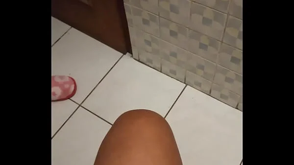 LA MAMA DE MI MEJOR AMIGO ME ENCUENTRA MASTURBANDOME CON SU TANGA Y ME LO CHUPA HASTA VENIRME EN SU BOCA PARTE 1