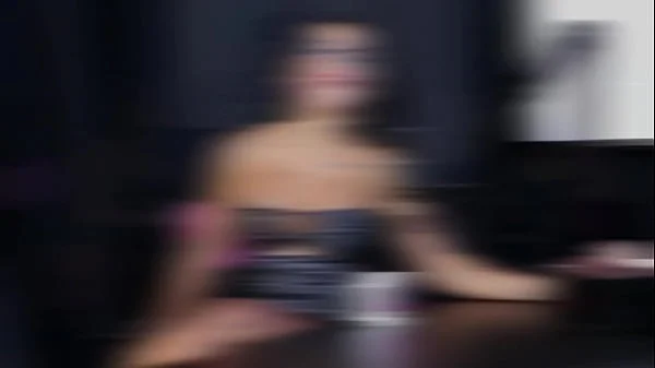 Morena safada fica pelada, mostrando os peitos e tem a buceta chupada após dizer que gosta de dedar o cu de homens, seu dom é xingar no sexo - Val Mineirinha no Swing Cast (SHEER/RED)
