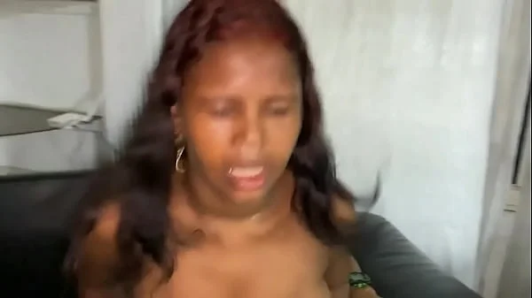mi vecina esta cansada asi que le pego una pequeña follada para que se desestrese