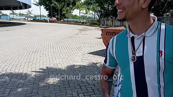 Vazou na Net novinha de 18 anos é flagrada chupando ator porno no ônibus