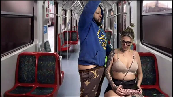 Dentro do trem público da capital acochei e fodi a secretária gostosa vindo do seu trabalho!