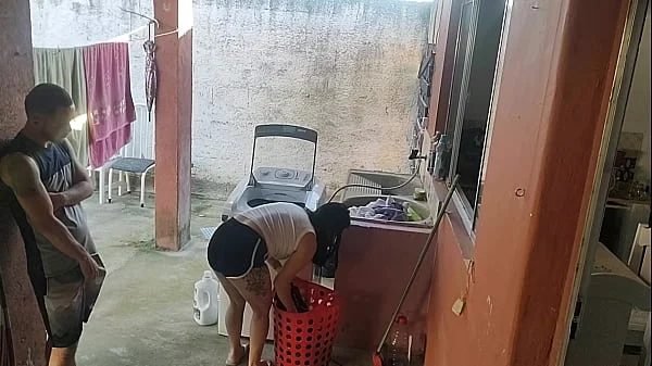 esposa saiu e a empregada não resistiu ao meu pau ereto