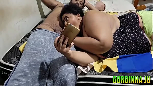 Madrasta convida enteado para assistir filme e leva muita gozada na boca