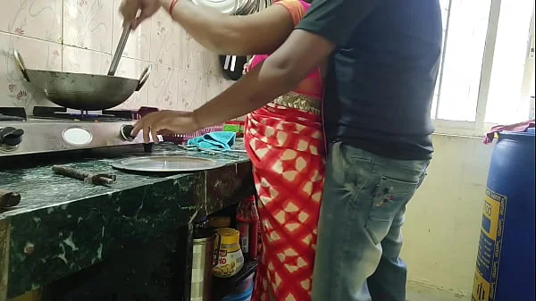 देसी भाभी रसोई में काम कर रही तभी वहा का नौकर ने उसको चोद दिया