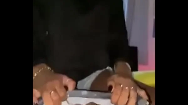 Pretinha mamando tudo