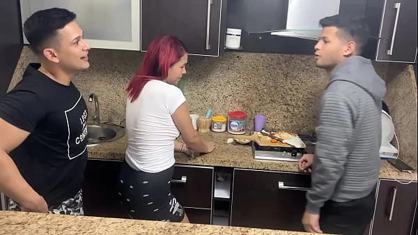 El Amigo de mi Marido me Agarra el Culo cuando estoy Cocinando al Lado de mi Marido que no sabe que su Amigo Me Trata como una Puta NTR