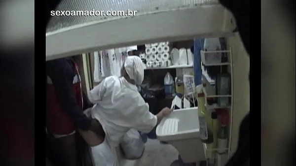 Motoboy faz sexo com faxineira de restaurante entre uma entrega e outra