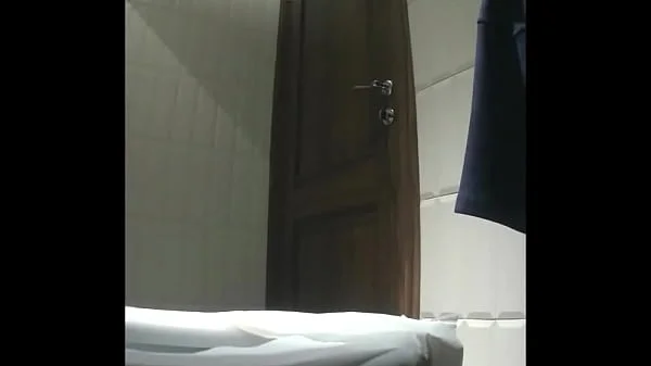 Girls and women show their shaved pussies in the toilet (MOV 98)