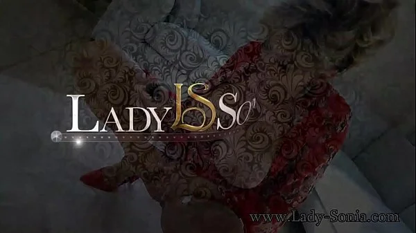 Lady Sonia gets off with her new vibrator