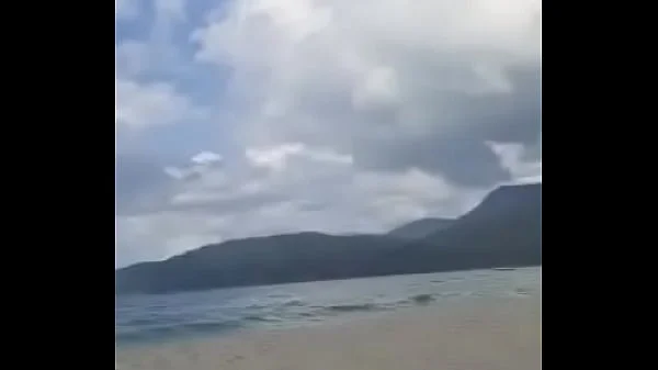 Luna Oliveira mostra a buceta e ganha uma bela chupada na praia