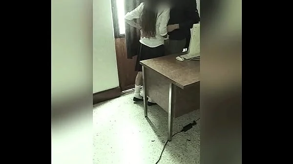 CÁMARA Graba a MAESTRO Y ALUMNA en la Oficina del Colegio! Colegiala Mexicana se DEJA FOLLAR por el PROFE por una MEJOR CALIFICACIÓN! Video Amateur Real! (Segunda Parte)