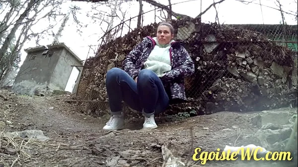 NEW! The beauty wanted to pee unnoticed in the bushes, but we filmed her! Exclusive!