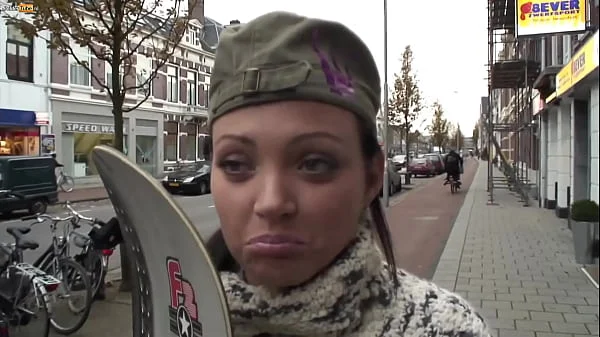 Terri neukt voor een nieuw skateboard