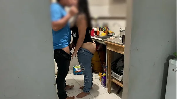 Me culeo a mi amiga en la cocina esta enojada por que el marido la mando a lavar los platos le meto la verga en la vagina y en la boca y el pendejo del marido ve television ni cuenta se da