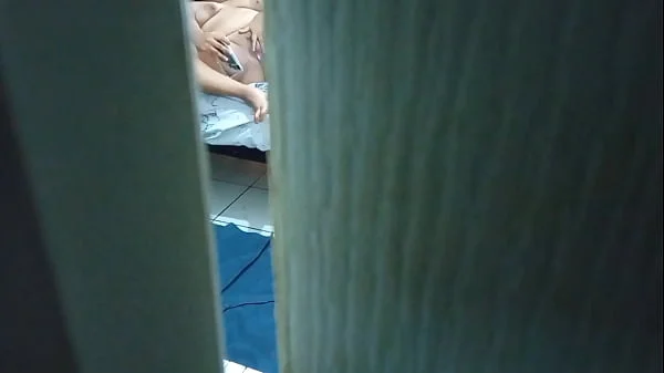 Espiando a mi mamá se masturba y hace videollamada con su novio al final se da cuenta