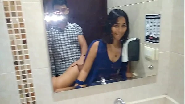 Nos escapamos al baño del bar para terminar en un rapidito
