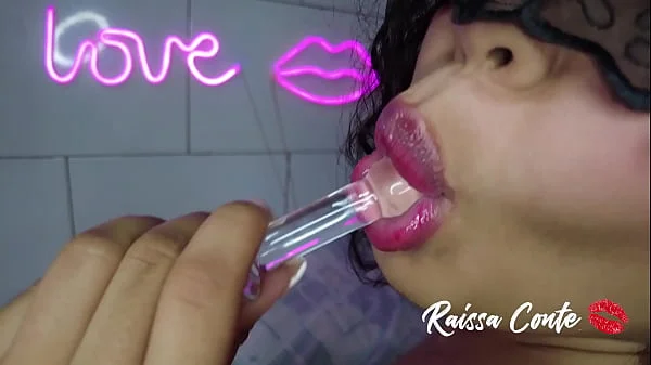 Plug anal transparente no cuzinho com a bunda cheia de oleo sentando na pica Raissa Conte porn free