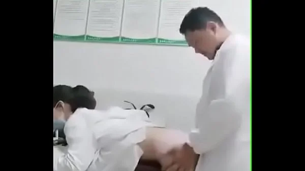 情欲急诊室 小护士被医生的大鸡巴磨蹭到逼逼超痒~医生快~病人还在外面等啊！