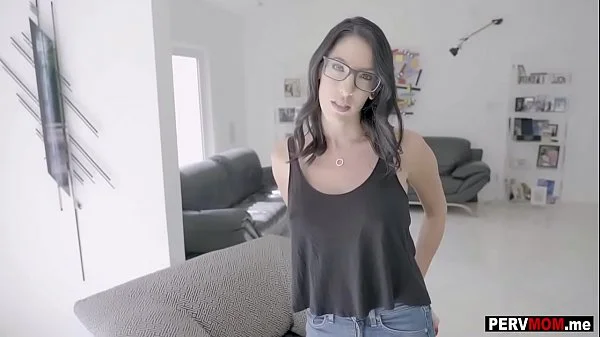 Helped my MILF stepmom take pictures for a dating app