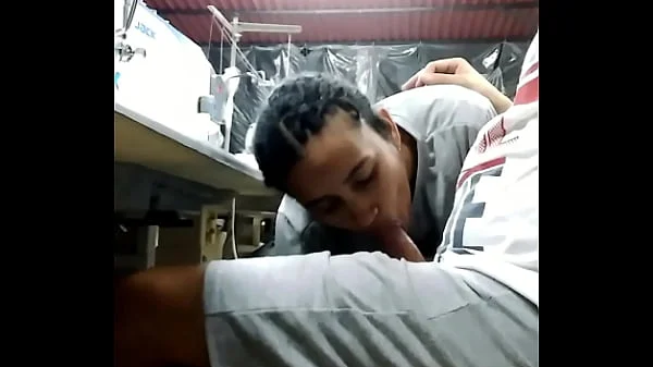 Que miedo me da poner a chupar a mi compañera de trabajo. Mira el video completo y deja tu comentario.