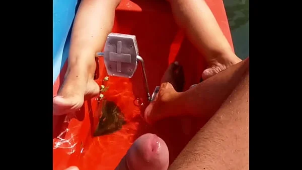 Mio marito mi fa video mentre mi masturbo la figa sulla barca in riva al lago era pieno di gente che sicuramente guardava, tutto molto eccitante!