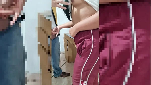 casero real. rapidín en el salón de clase. Se la chupo a mi profesor antes de que alguien nos vea en público