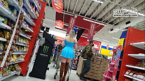 Loira gostosa sem calcinha no supermercado